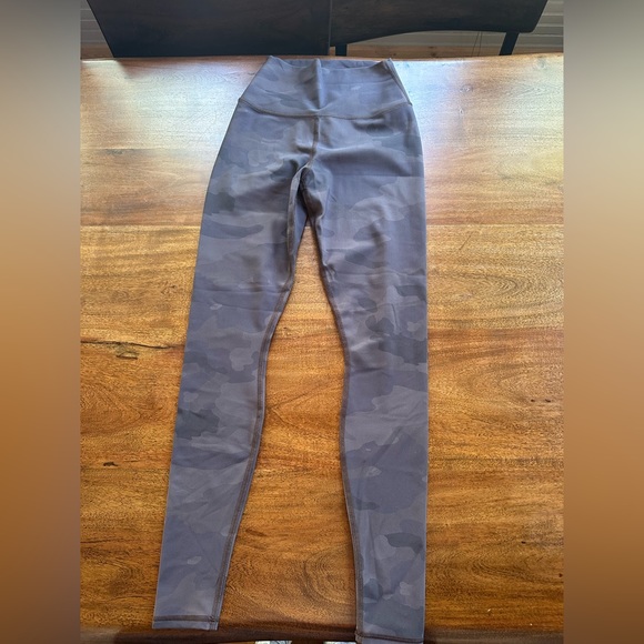 Alo High-Waist Camo Vapor Legging (Coco Camouflage) - Picture 3 of 3